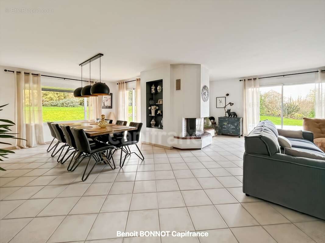 Piscine chauffée, terrain de 2 261 m², vue dominante et rénovation complète en 2024 : découvrez cette superbe maison familiale s - photo 4