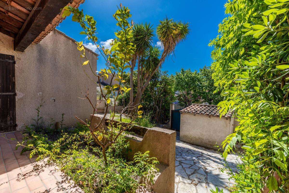 Maison de charme avec studio indépendant à vendre à sanary-sur-mer - photo 3
