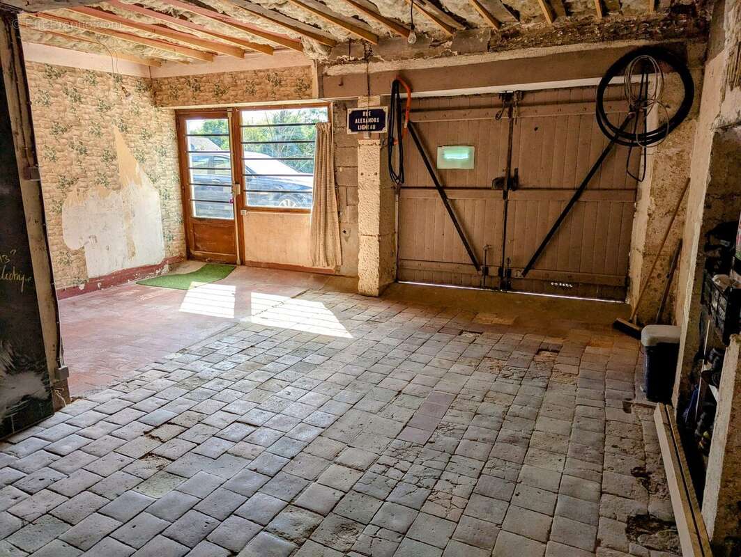 garage de la maison rénovée - Maison à CLAMECY