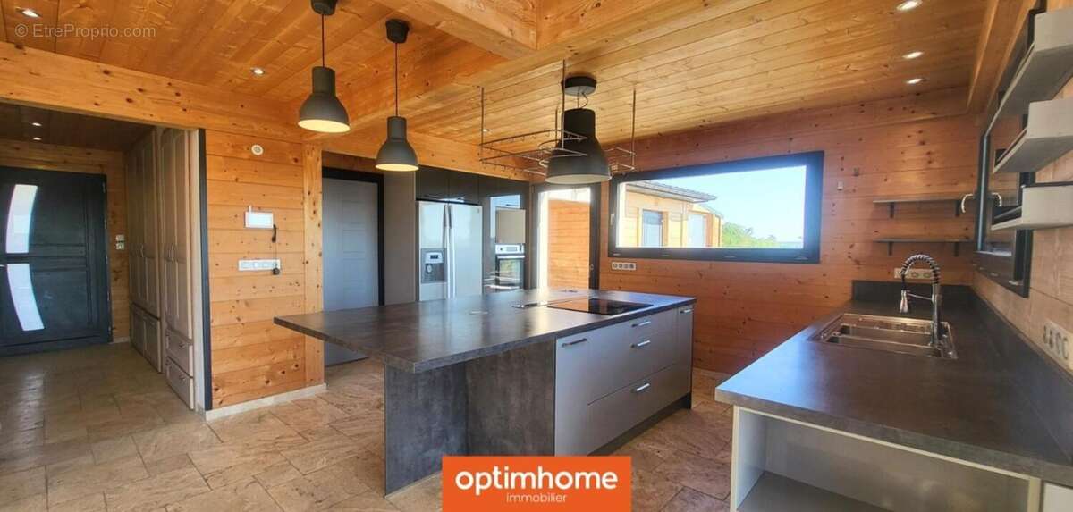 Une propriété d'exception sur les hauteurs offrant une vue imprenable - photo 12