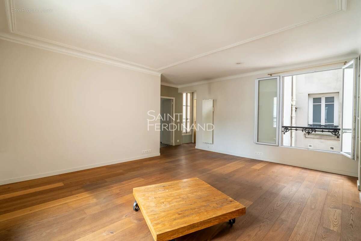 Appartement à PARIS-17E