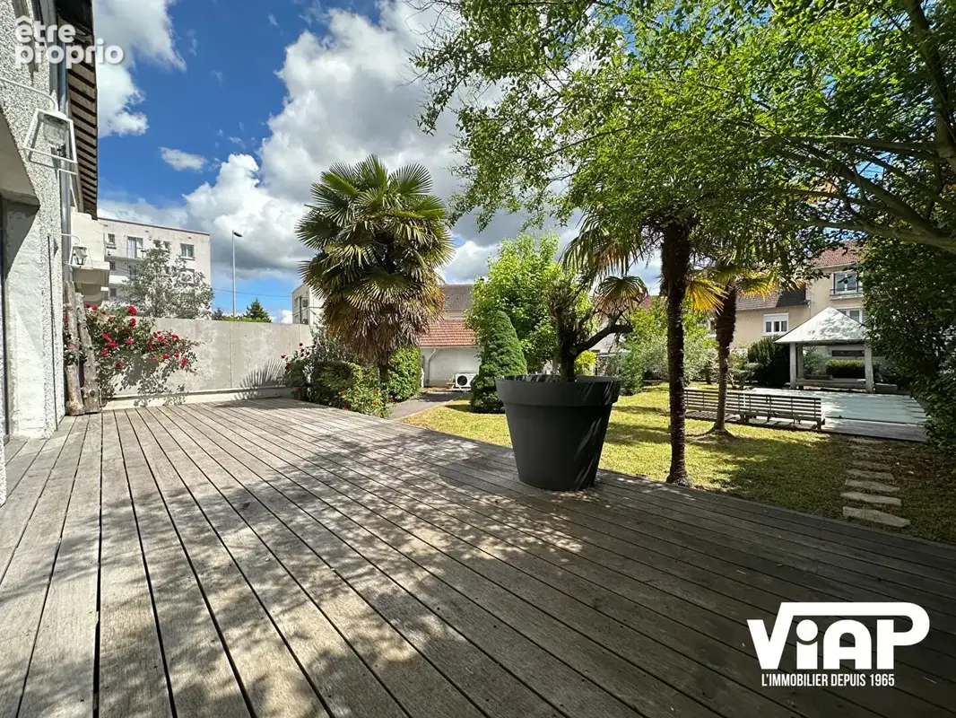 A 900m de la Place Denis Dussoubs, maison avec piscine, garage et parking - photo 2