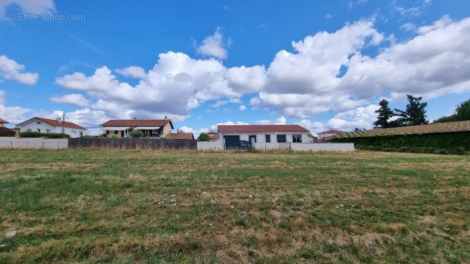 Terrain à MONTBRISON