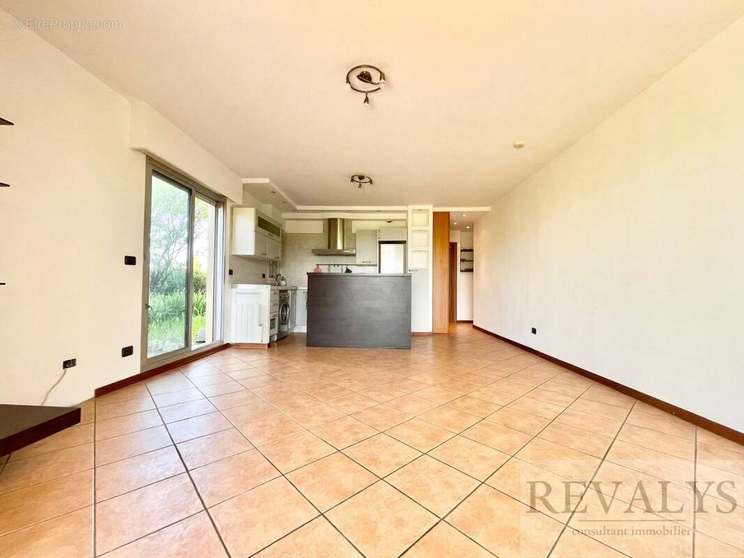 Appartement à SAINT-LAURENT-DU-VAR