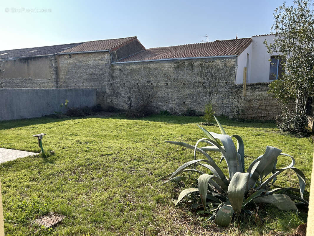 Maison à SAINT-SAUVEUR-D'AUNIS