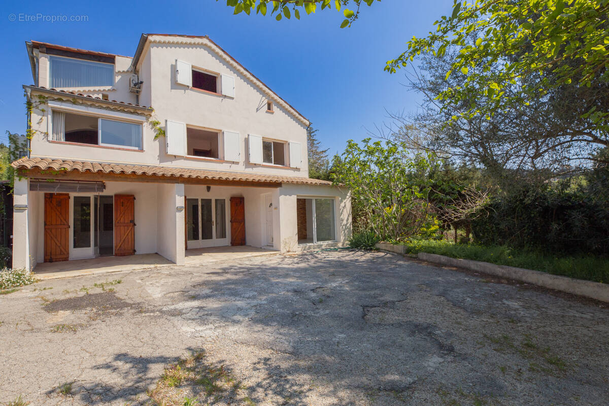 Maison à LA ROQUETTE-SUR-SIAGNE
