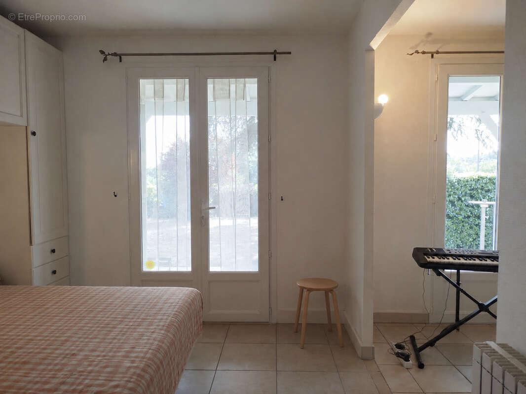 Belle maison familiale de 159 m2 avec piscine sur une parcelle arborée de 2 363 m2 - photo 13