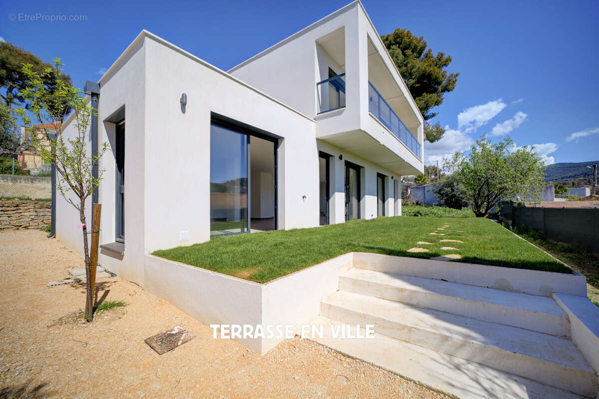 Maison à CEYRESTE