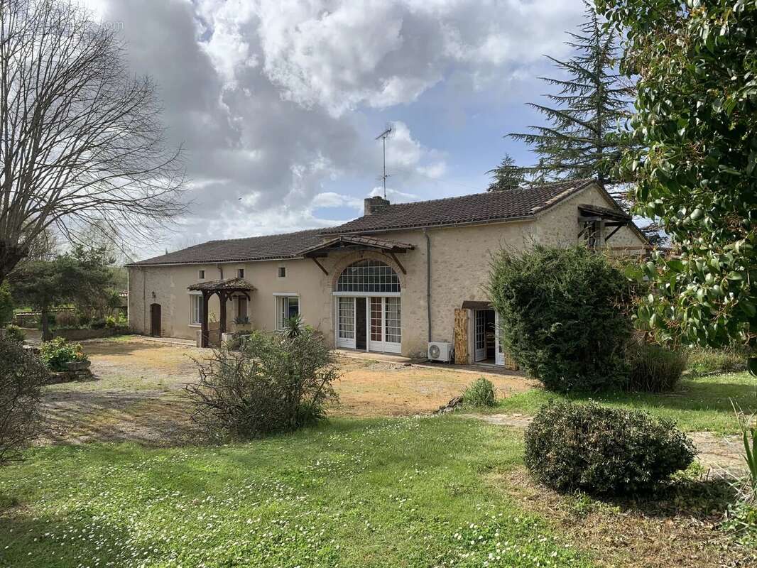 Ensemble en pierre de 3 logements et 2 piscines - photo 3