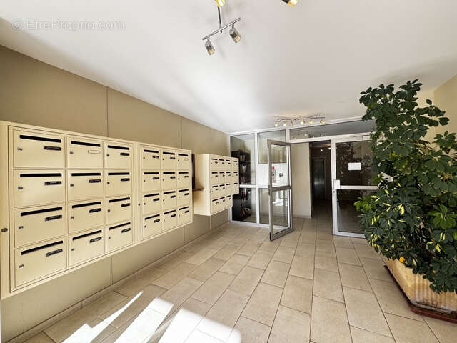 A vendre type 4  94m2 ascenseur terrasse et garage - photo 13
