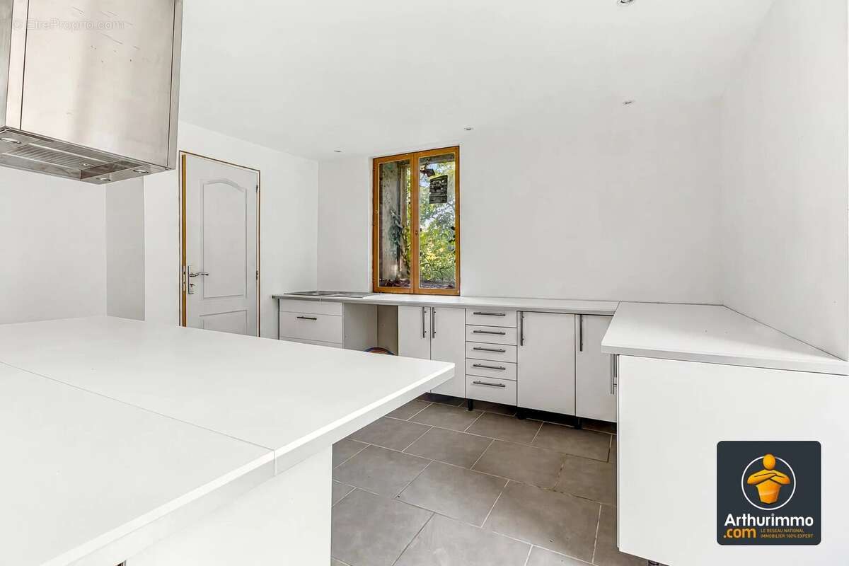 Trèves, secteur Le Burel - Maison authentique en pierre, sur un terrain de 745 m². - photo 5