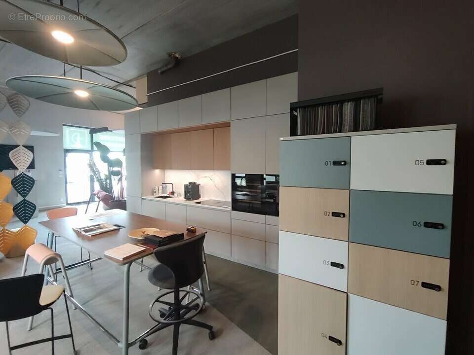 Commerce à VAULX-MILIEU