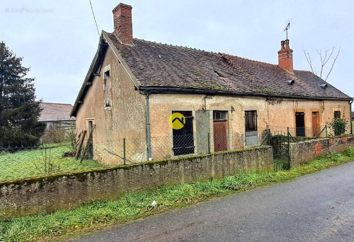 Maison à AINAY-LE-CHATEAU
