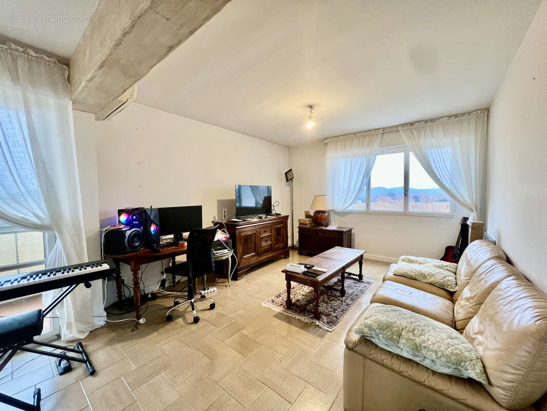 Appartement à BAGNOLS-SUR-CEZE