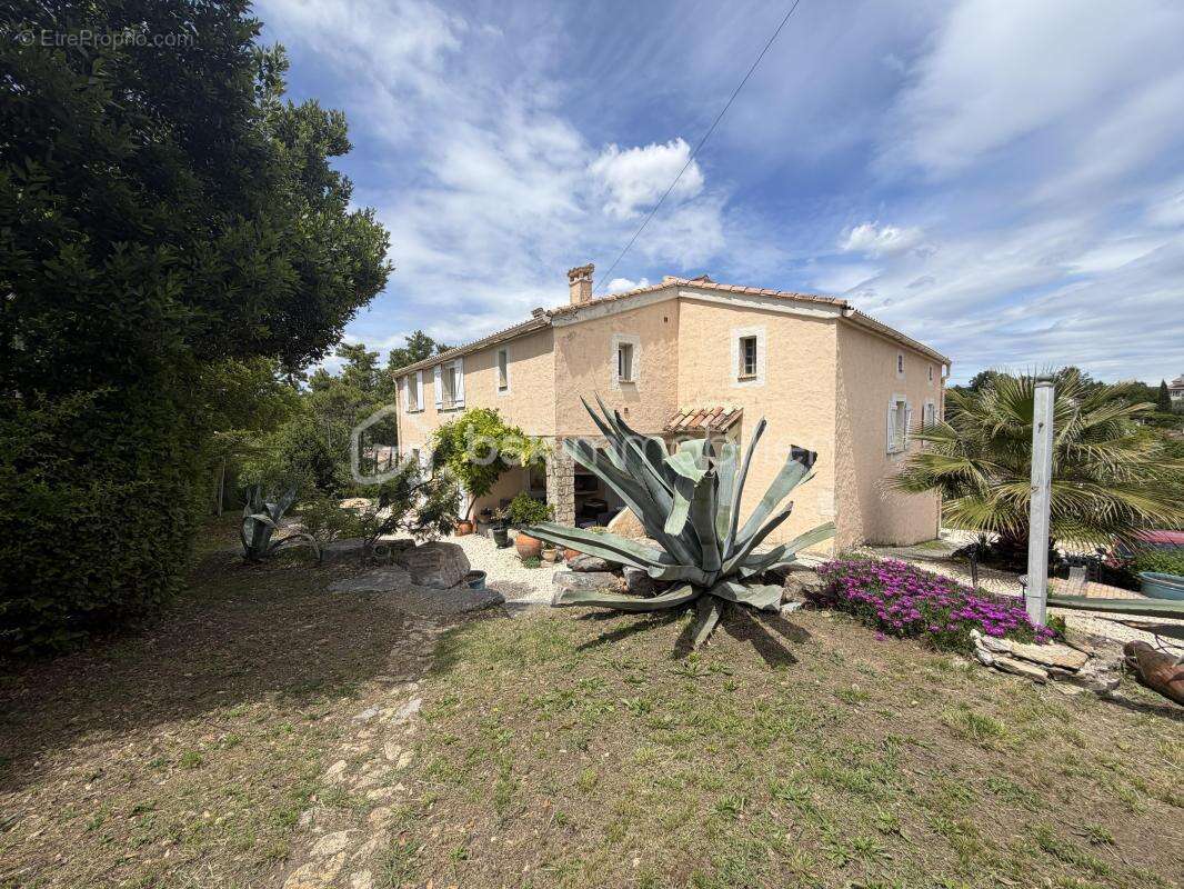 Maison à SAINT-JULIEN-LES-ROSIERS