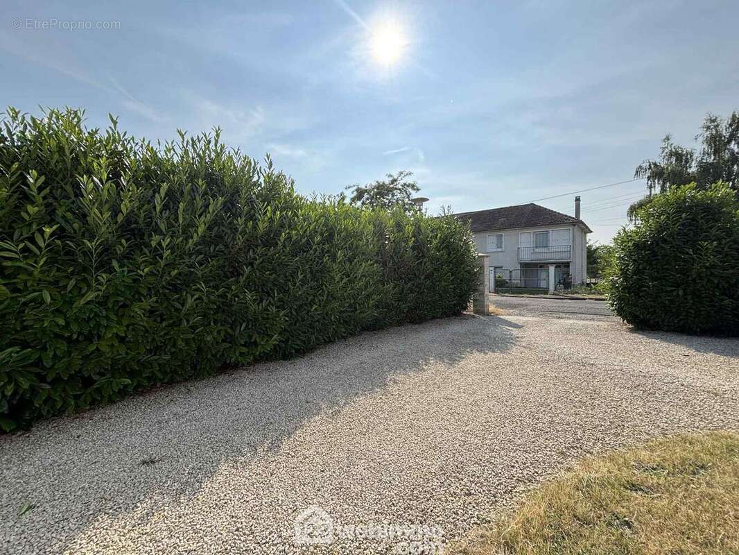 Sur un terrain de 1166 m2, avec 2 entrées : 1 côté jardin, - Maison à DESCARTES