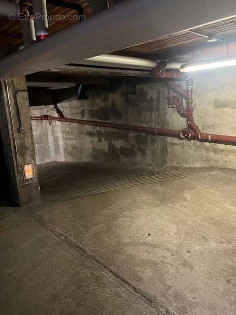 Parking à PARIS-17E