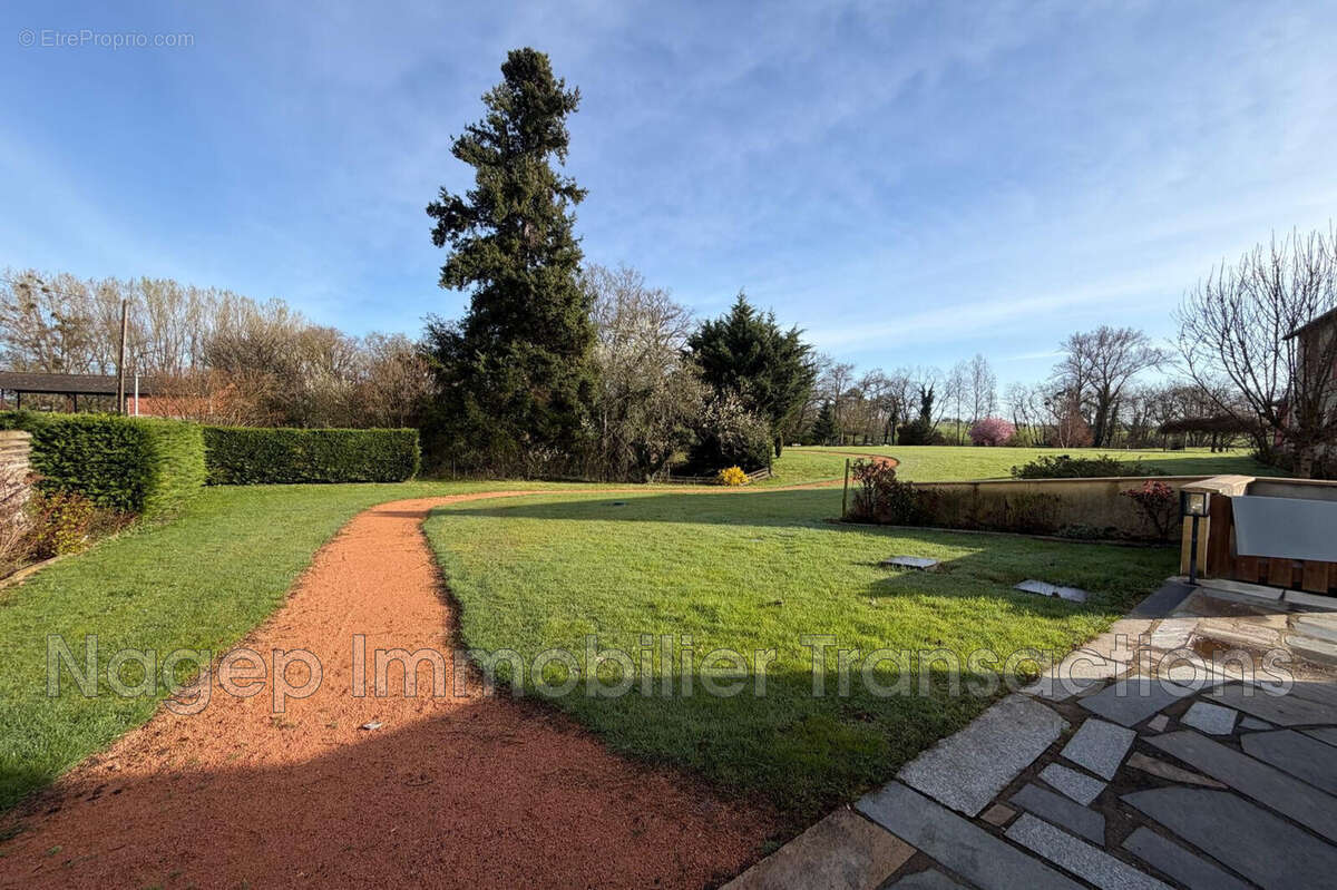 Maison à CREUZIER-LE-NEUF