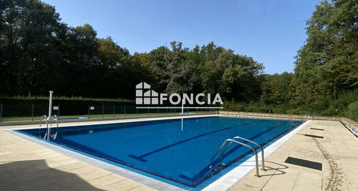 Appartement T4 102 m2, rénové dans un cadre privilégié à ETIOLLES avec PISCINE ET TERRAINS DE TENNIS - photo 2