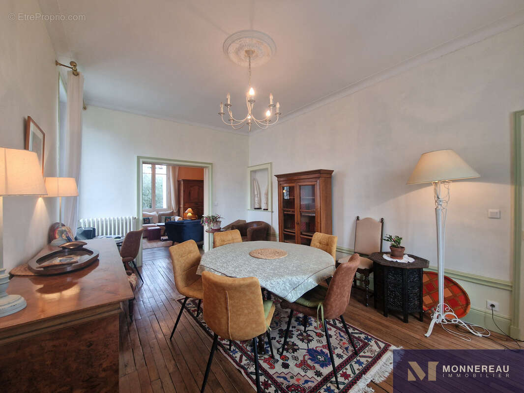 Maison à MONTMOREAU-SAINT-CYBARD