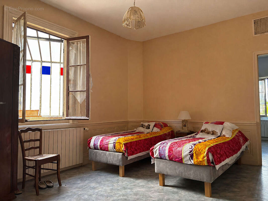 POUILLY LE MONIAL - Maison 7 pièces de 146 m²  avec véranda et terrain 600m² - photo 6