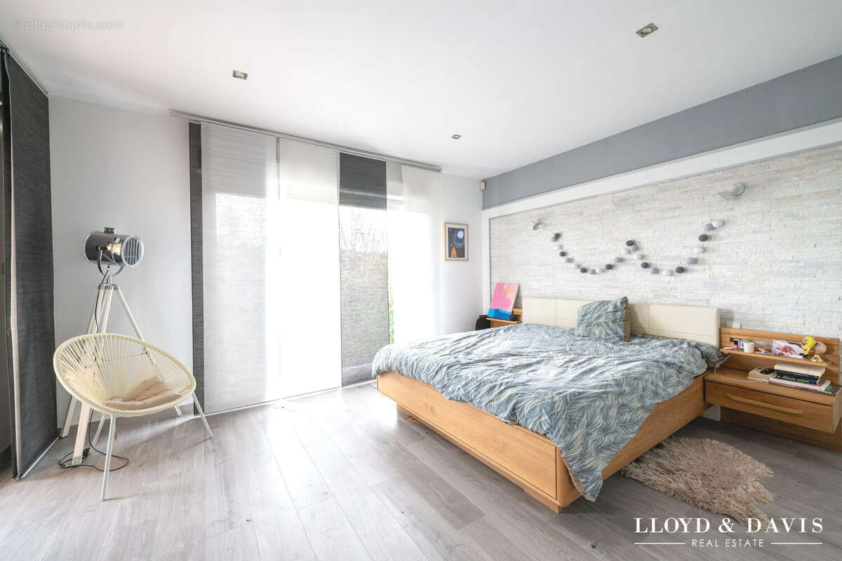 Suite parentale  chambre spacieuse avec accès Loggia - Maison à SAULX-LES-CHARTREUX