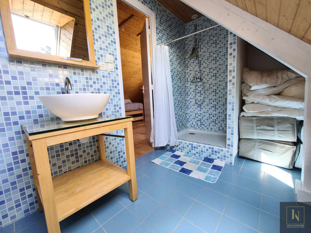 Maison construite en 1970 - 98 m2 - Parcelle 497 m2- Sarzeau - Au calme à 500m des plages - photo 9