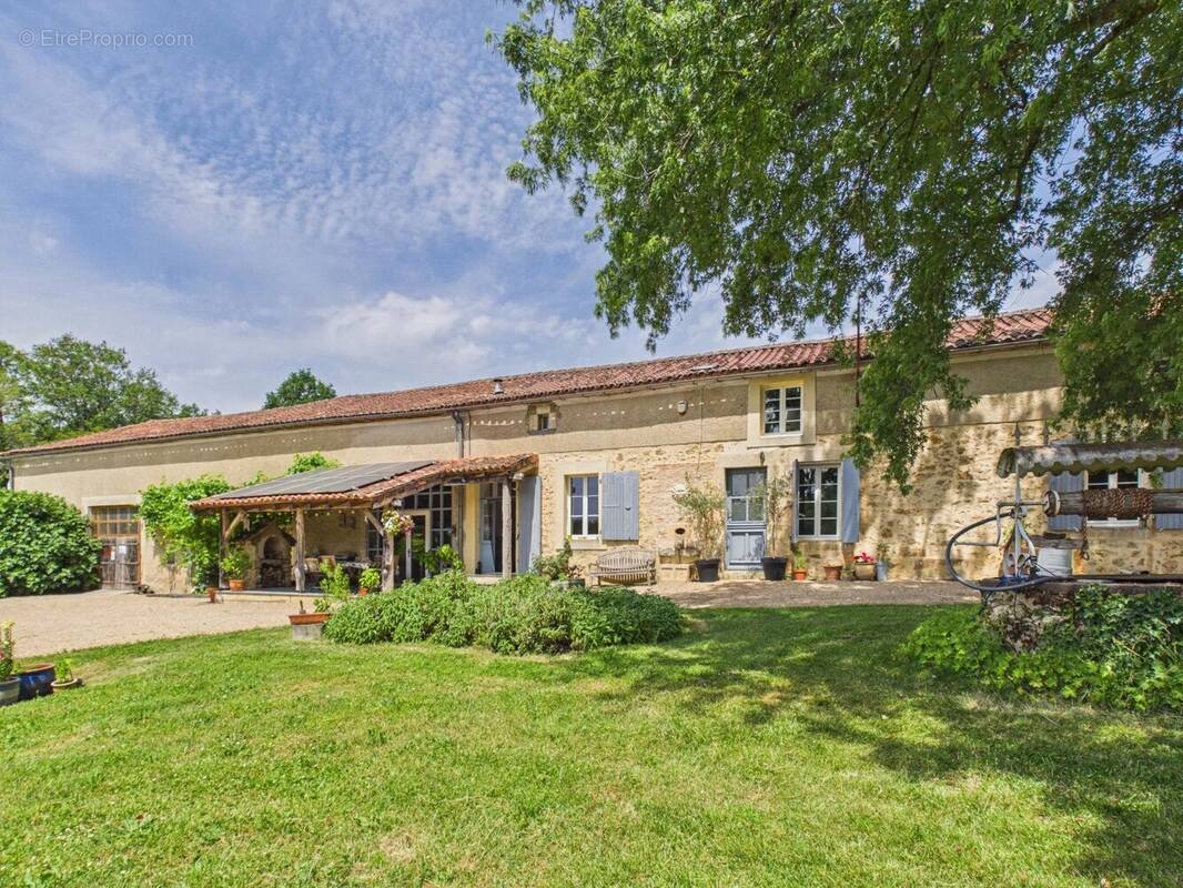 Maison à MONTBRON