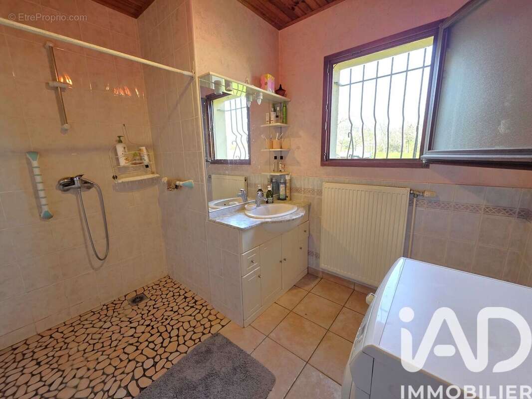 Maison 106 m² à Saint-Victor  - photo 7