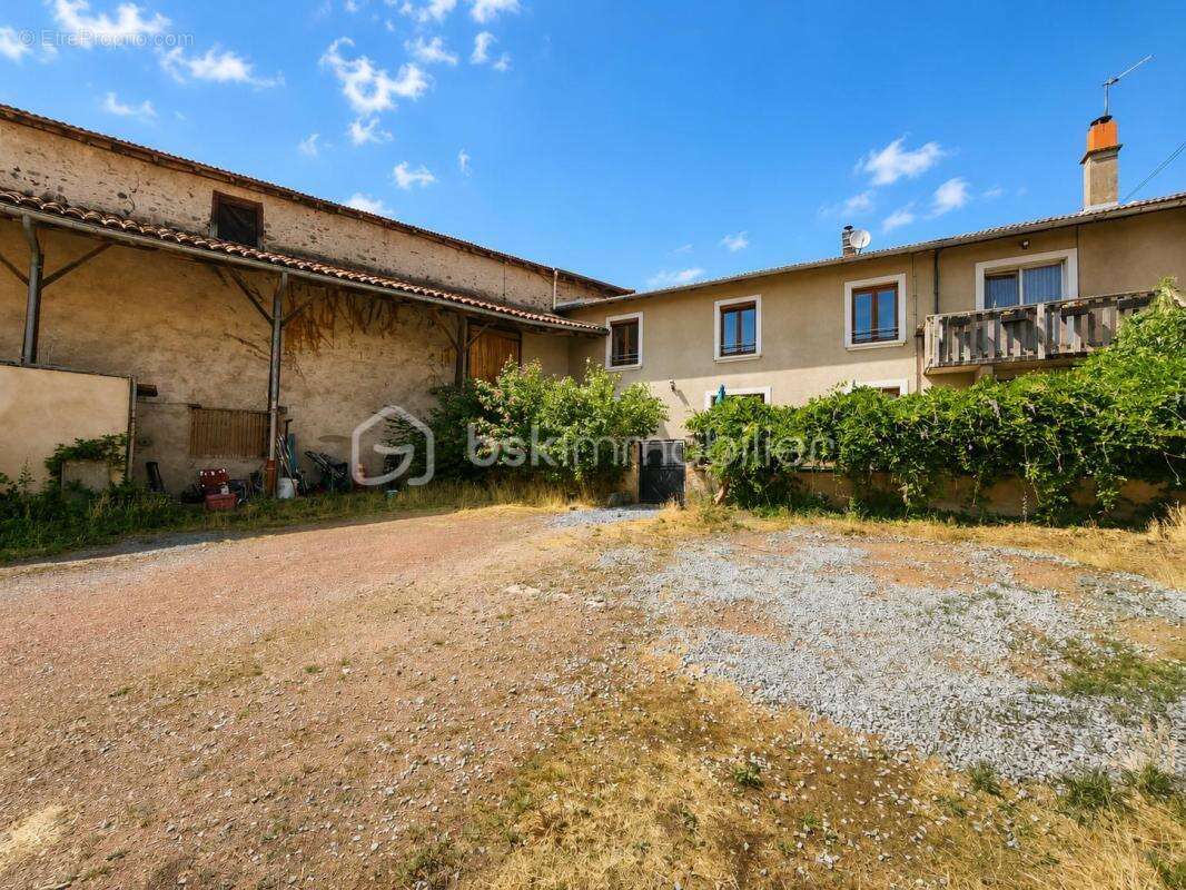 Corps de ferme de 210 m² avec appartement indépendant et plus de 440 m² de dépendances - photo 8
