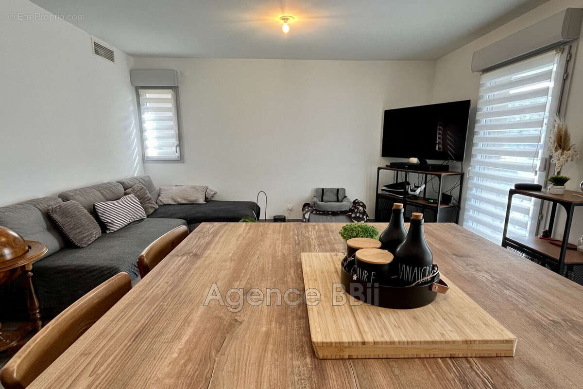 Appartement à CHATEAUNEUF-VILLEVIEILLE