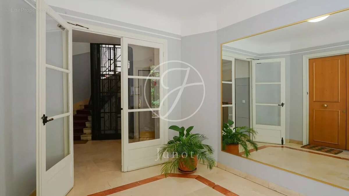 Appartement à PARIS-16E