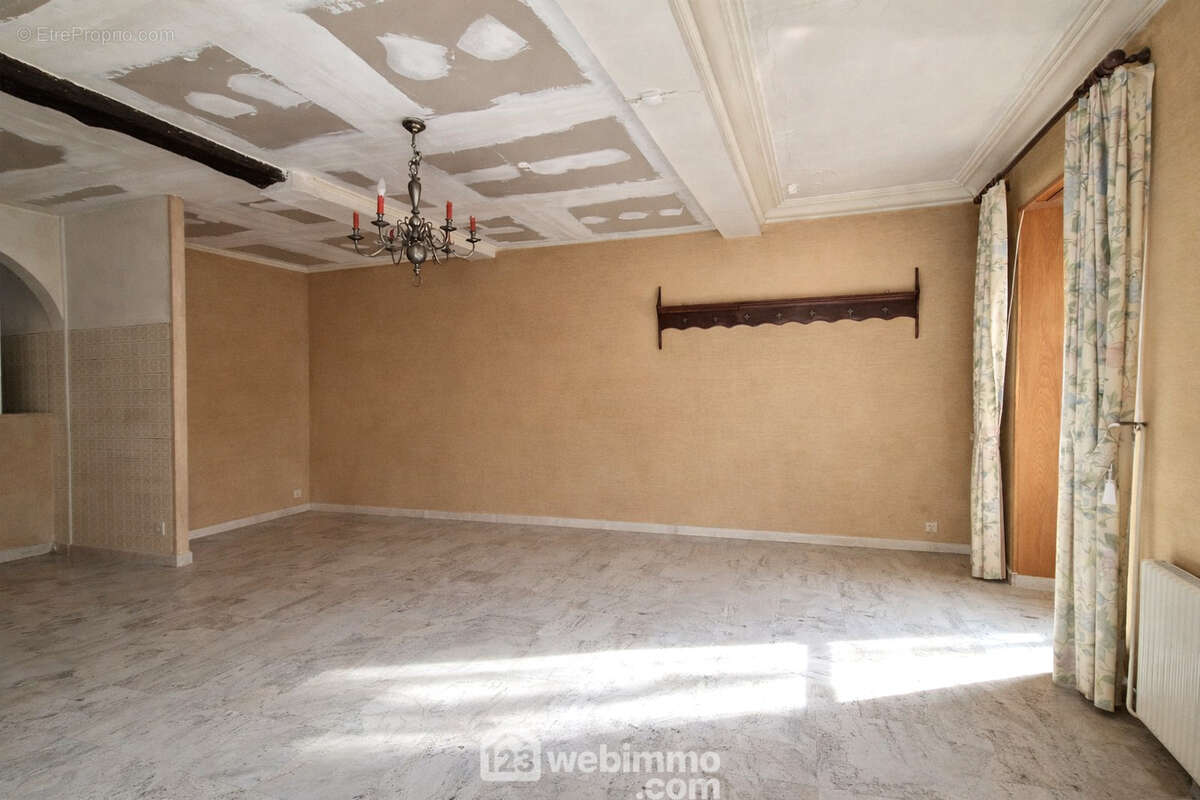 A ses côtés, le séjour de 31 m² - Maison à SISSONNE