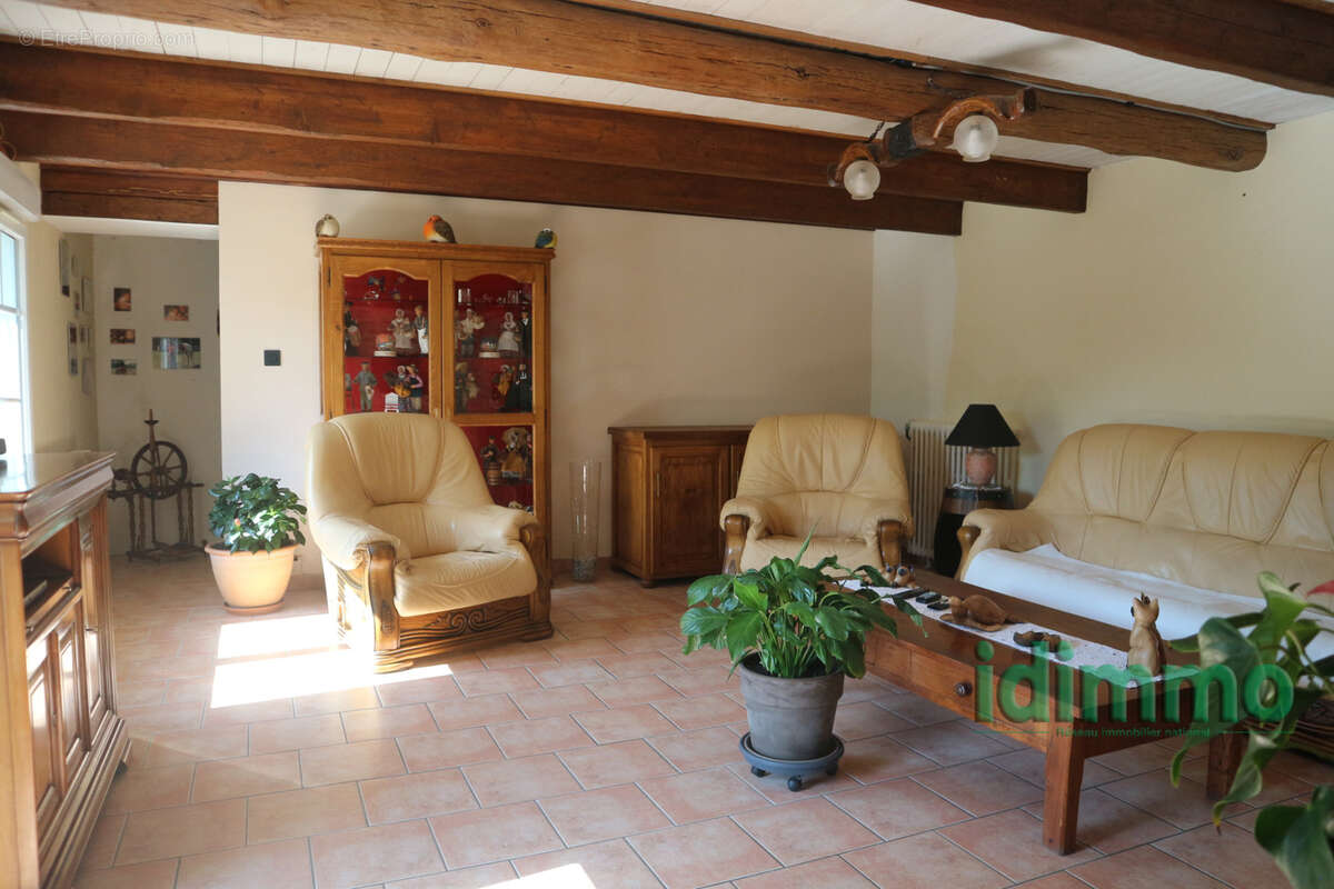 Ensemble immobilier en  bon etat general de 190 m2 sur un terrain clos de 450 m2. au centre historique de la j - photo 9