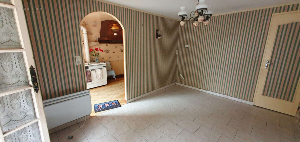 Maison à SAINT-MEME-LES-CARRIERES