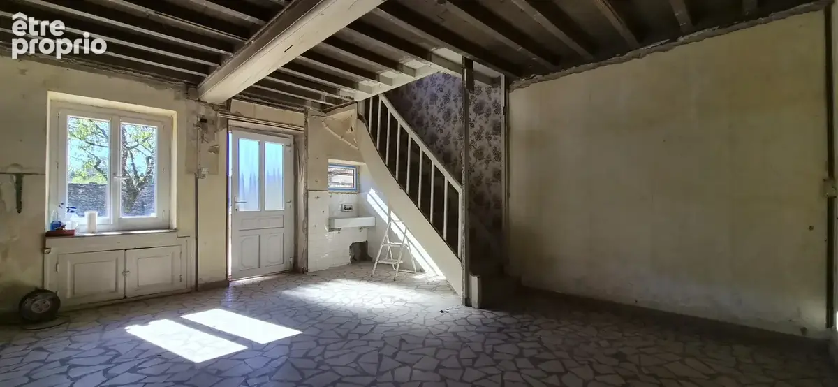 Maison de village en pierre avec cours privative, cave et 2 places de stationnement. - photo 4