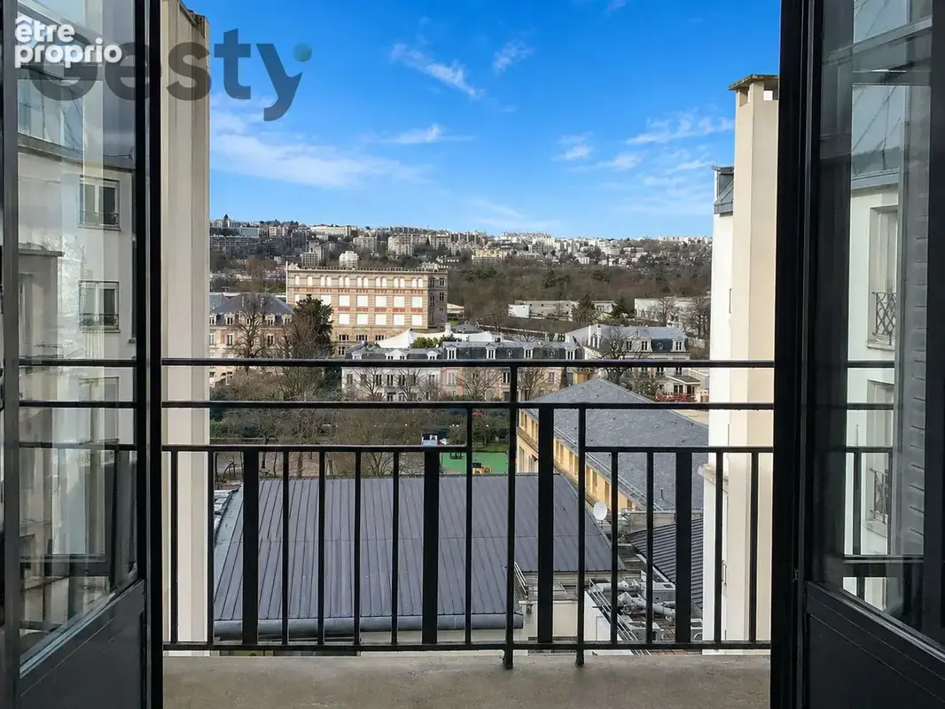 Grand studio, vue dégagée, idéalement placé - photo 2