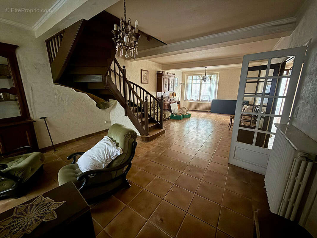 Grande maison de village type 8 à rénover avec garage, patio et volumes généreux à Trèbes - photo 4