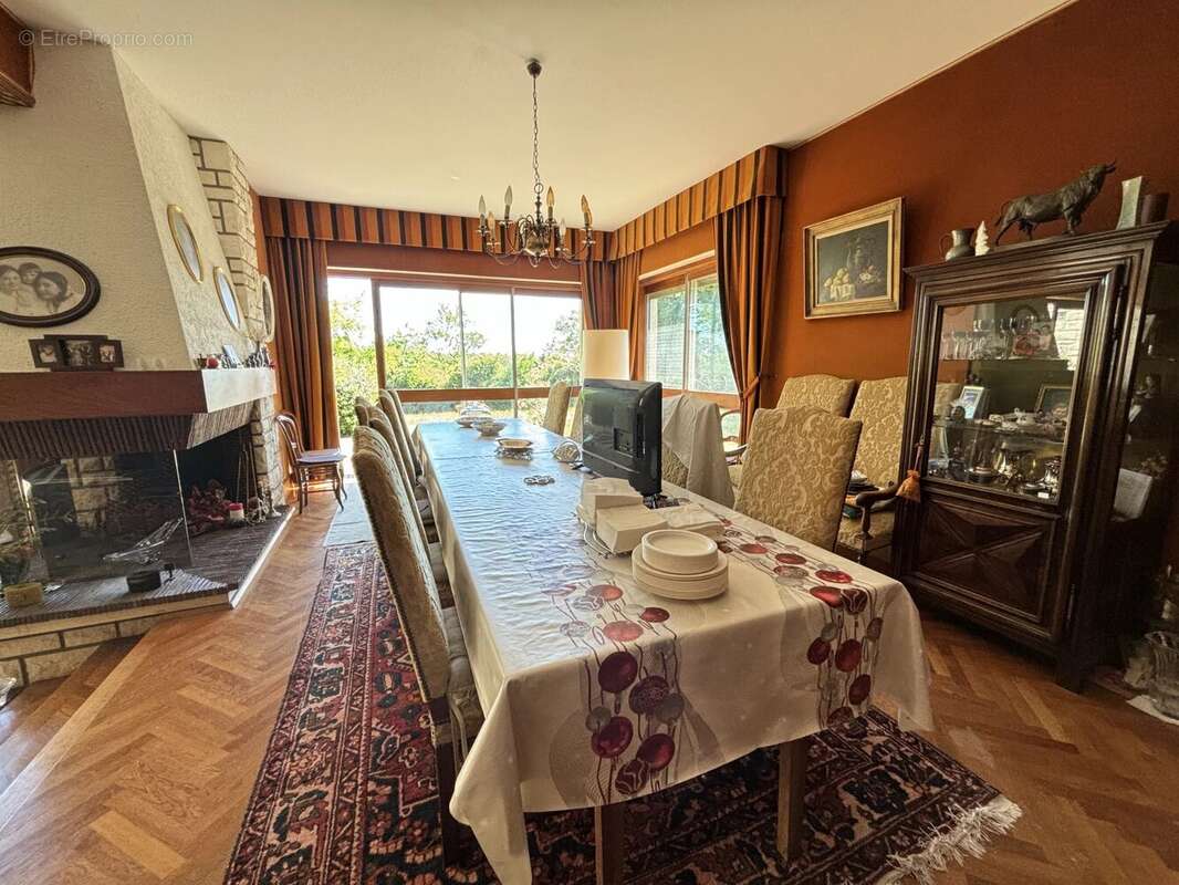 Superbe maison familiale de cinq chambres située dans un magnifique jardin et à distance de marche de Civray - photo 5