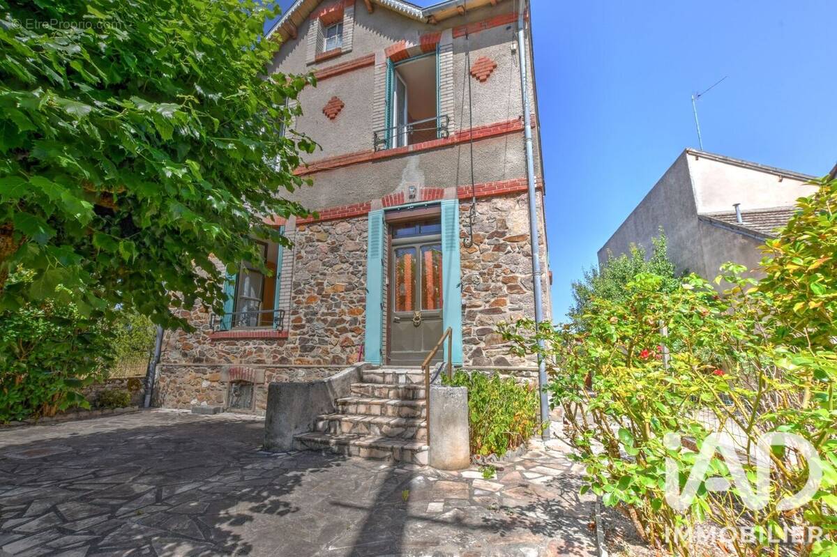 Photo 1 - Maison à LUSSAC-LES-EGLISES