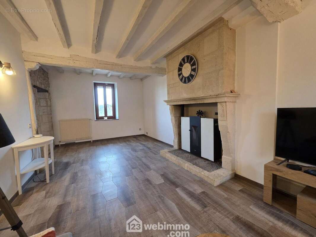 Espace séjour modulable laissant libre cours à vos envies d?aménagement, avec une belle luminosité et un cachet authentique. - Maison à REVILLON