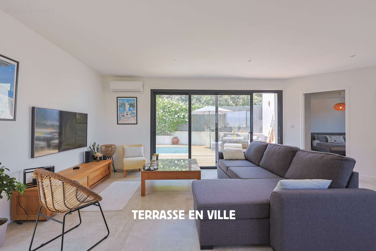 Maison à SAINT-CYR-SUR-MER