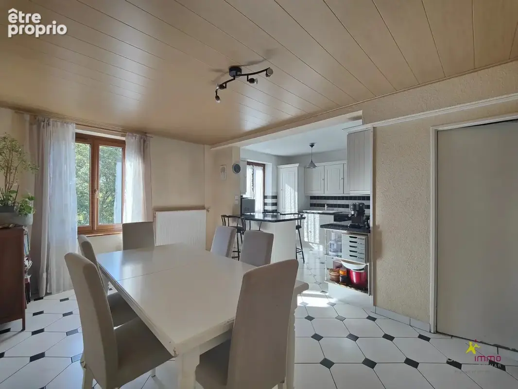 Appartement en duplex avec parking privé - en retrait de la rue - photo 1