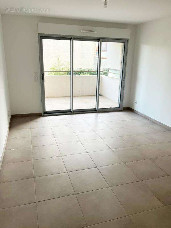 Appartement à SAINT-LAURENT-DU-VAR