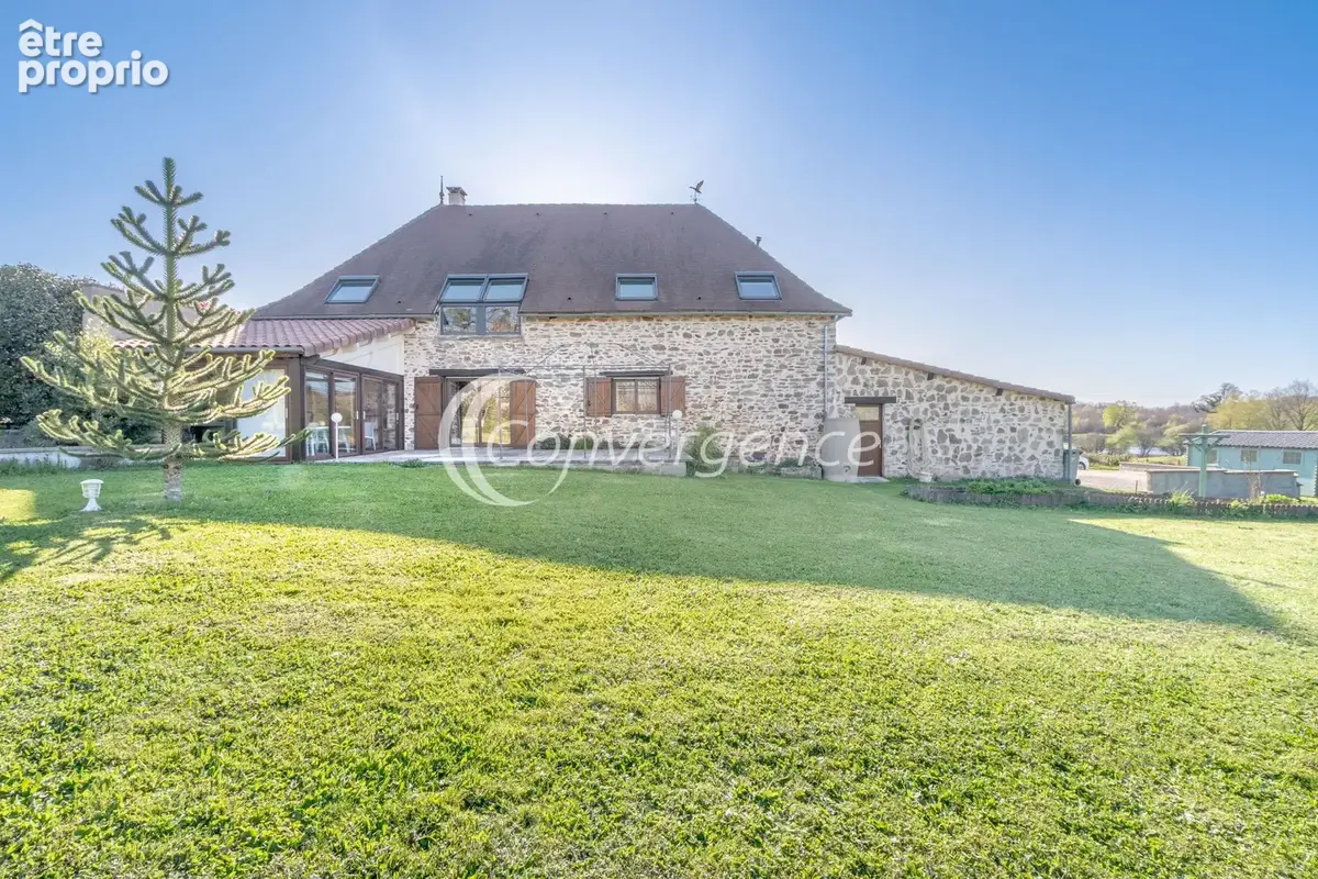 Grange rénovée de 204 m2 et gîte T3 indépendant de 72 m2 - photo 3