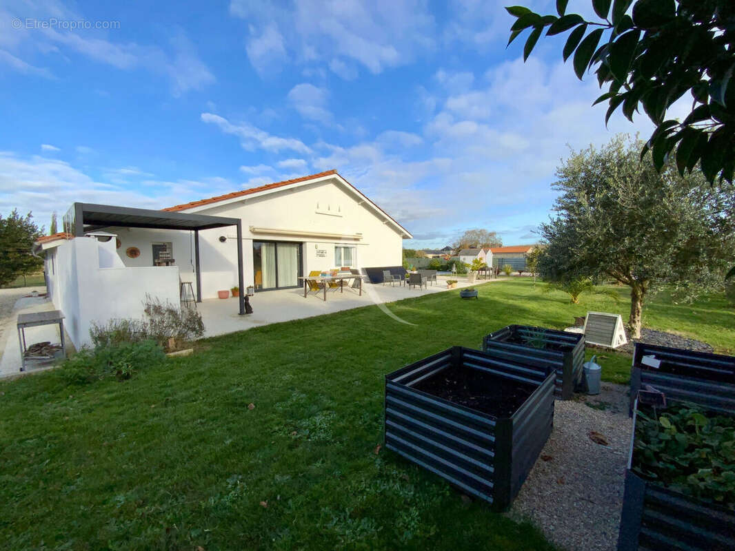 Maison à SAINT-GENIS-DE-SAINTONGE