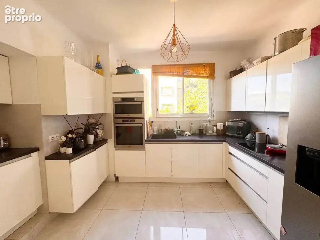 Appartement rénové avec vue mer panoramique, grande terrasse et stationnement - photo 5
