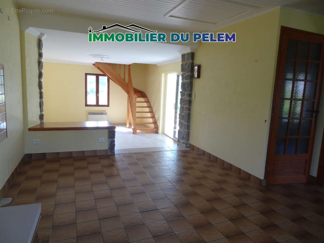Maison de village avec jardin, garage et vue dégagée   un potentiel à révéler au cœur de Plelauff - photo 4