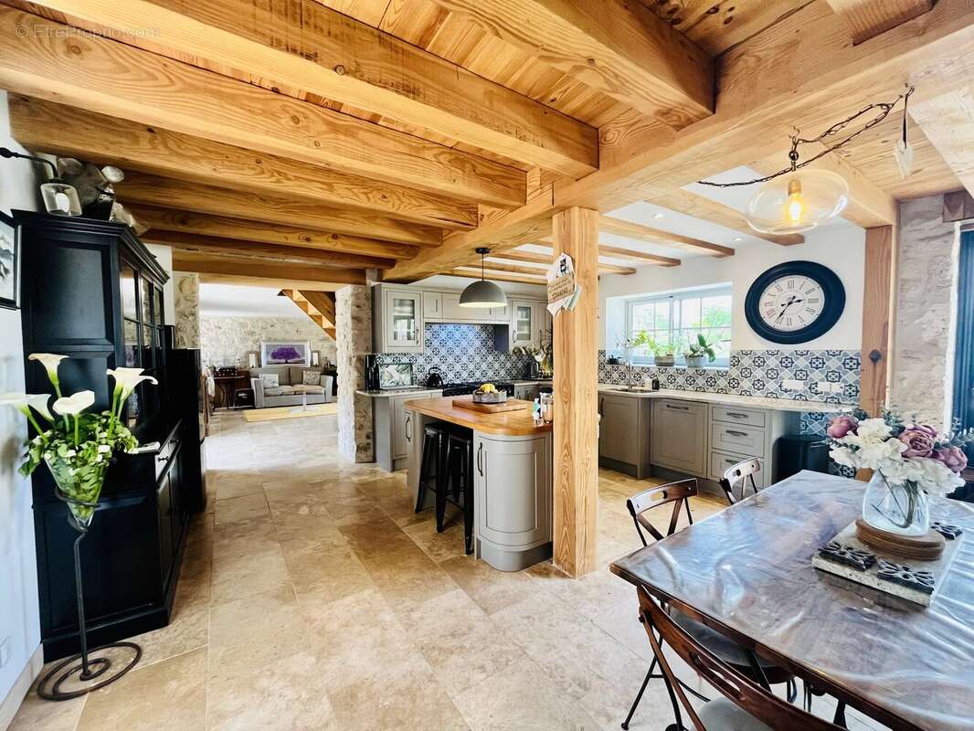 Elégant manoir avec dépendances, appartement d'amis et projet de rénovation - photo 21