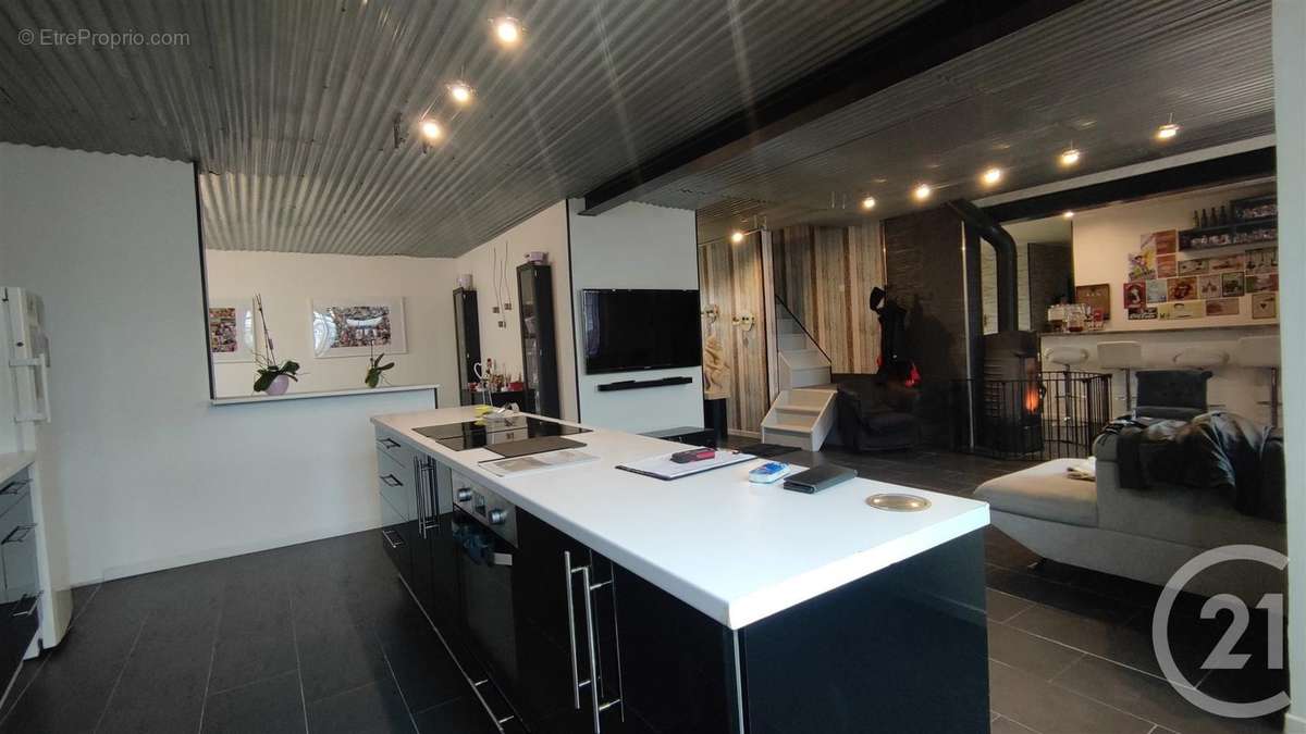 Maison à SAINT-QUENTIN-SUR-COOLE